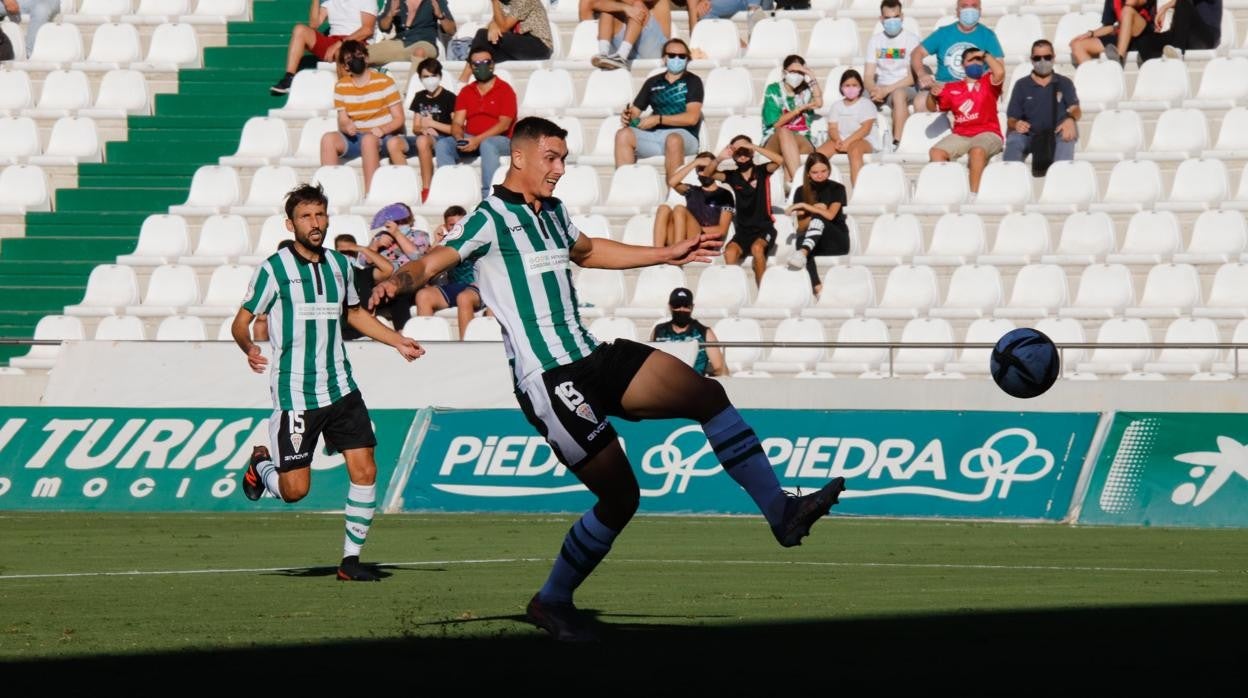 Adri Fuente dispara a portería en el partido del Córdoba CF