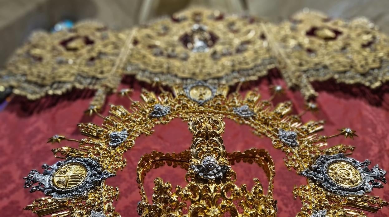 Corona de María Santísima de la Candelaria y bambalina frontal de su paso de palio