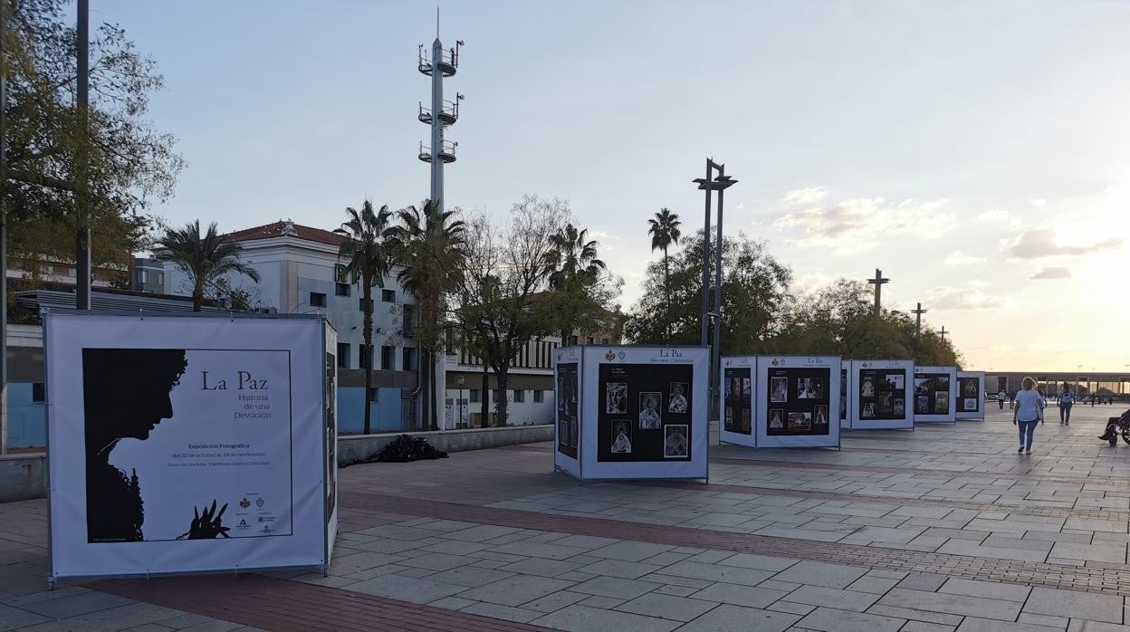 Exposición de la hermandad de la Paz en el Paseo de Córdoba