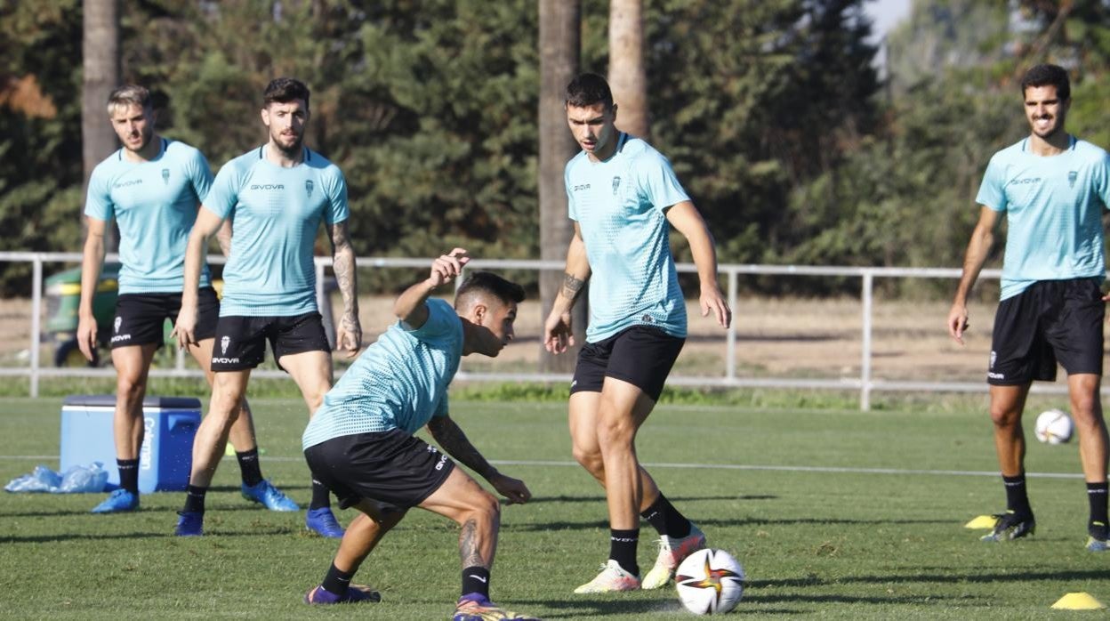 Adri Fuentes sigue el balón ante la mirado al fondo de Casas, Samu y Bernardo Cruz