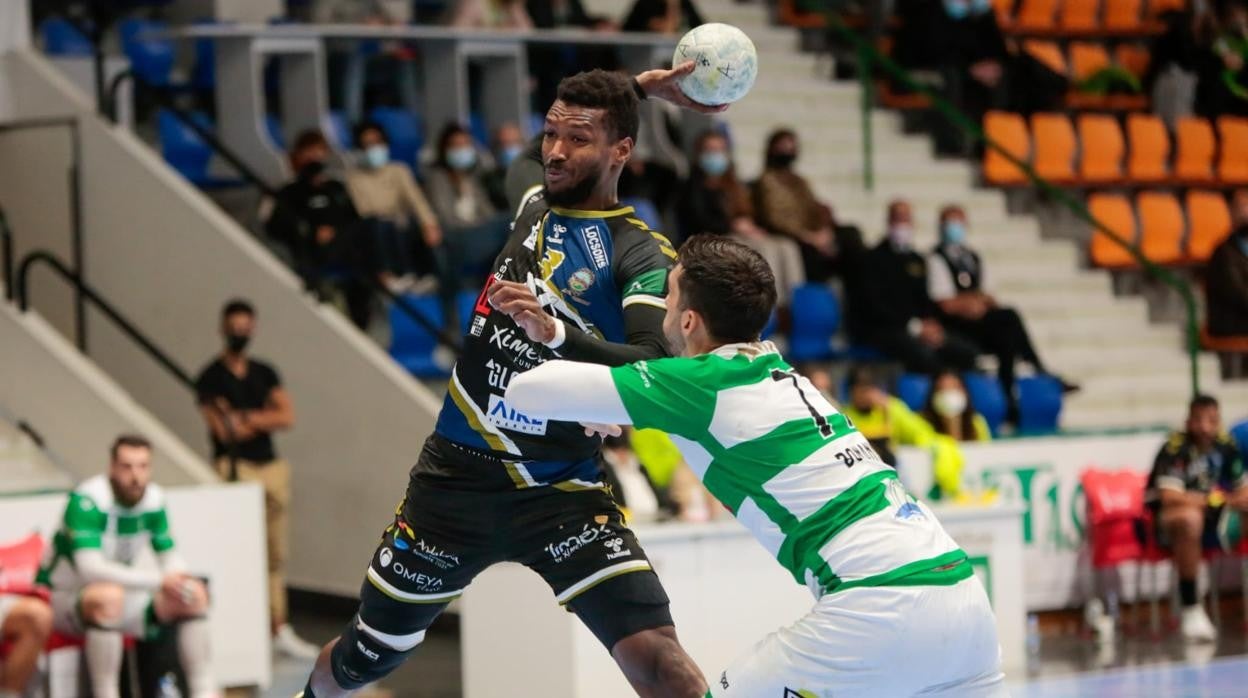 Delcio Pina ejecuta un lanzamiento en el partido ante el Anaitasuna