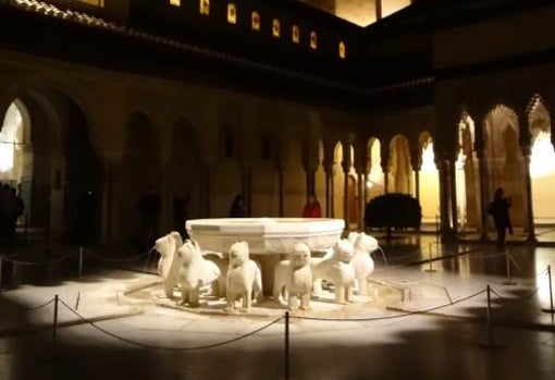 El patio de los Leones en la Alhambra, de noche