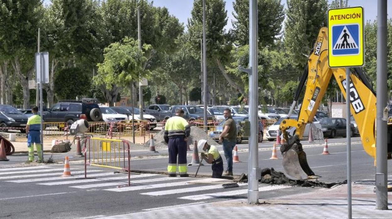 Obra en una carretera en el casco urbano de la capital hispalense