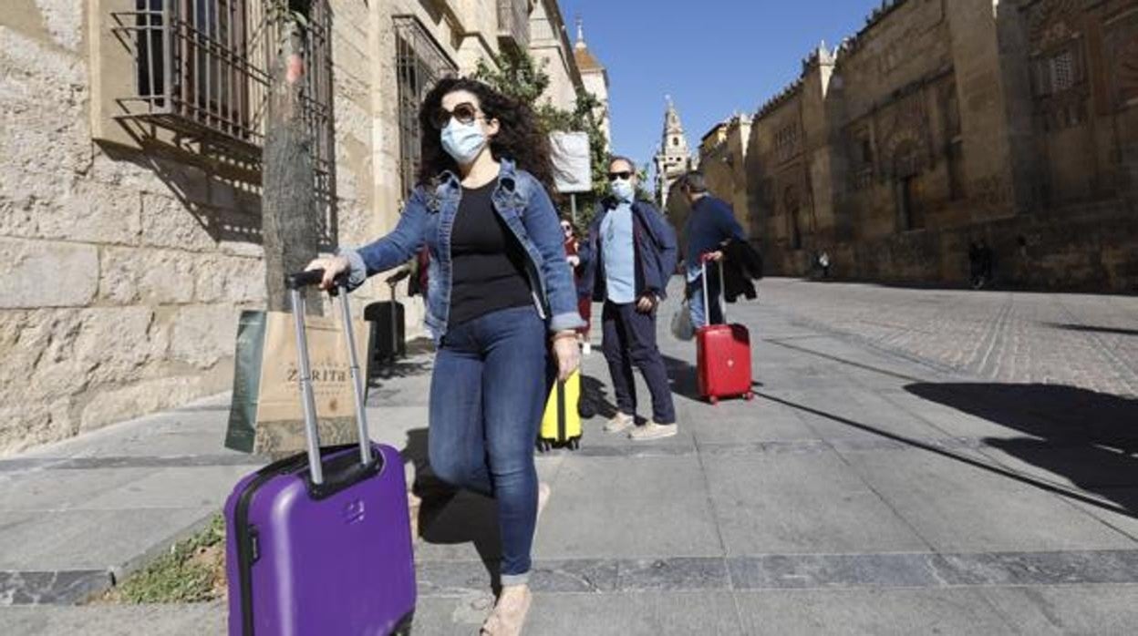 Turistas llegando a un hotel de la capital