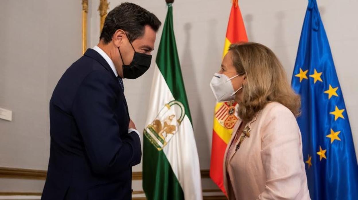 El presidente de la Junta de Andalucía, Juanma Moreno, recibe en San Telmo a la vicepresidenta Nadia Calviño