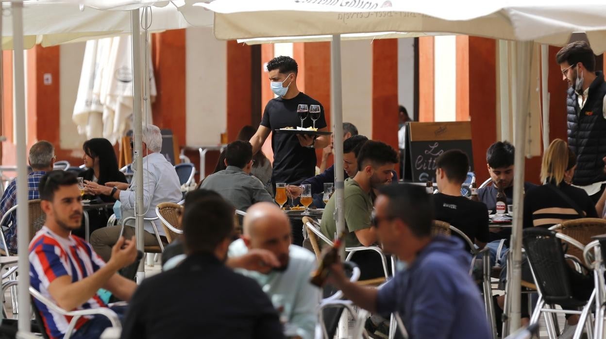 Un camarero en la plaza de La Corredera