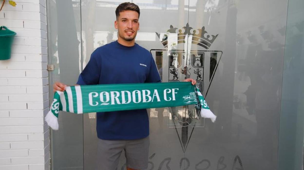 José Alonso, el día de su presentación por el Córdoba CF