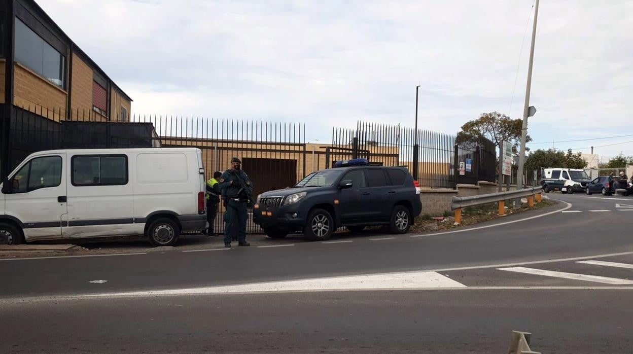 Una de las inspecciones realizadas en una nave industrial en la operación 'Romelina'.