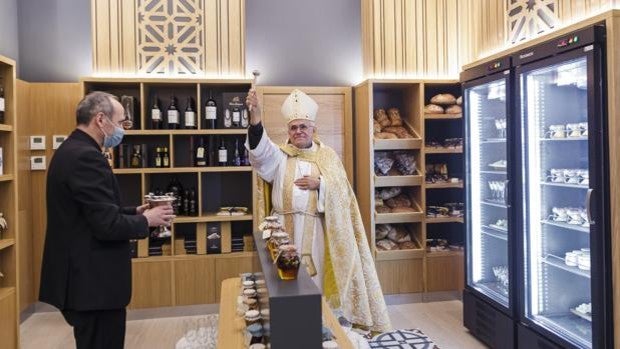 El Patio de San Eulogio del Palacio Episcopal de Córdoba se convierte en una cafetería y tienda gourmet