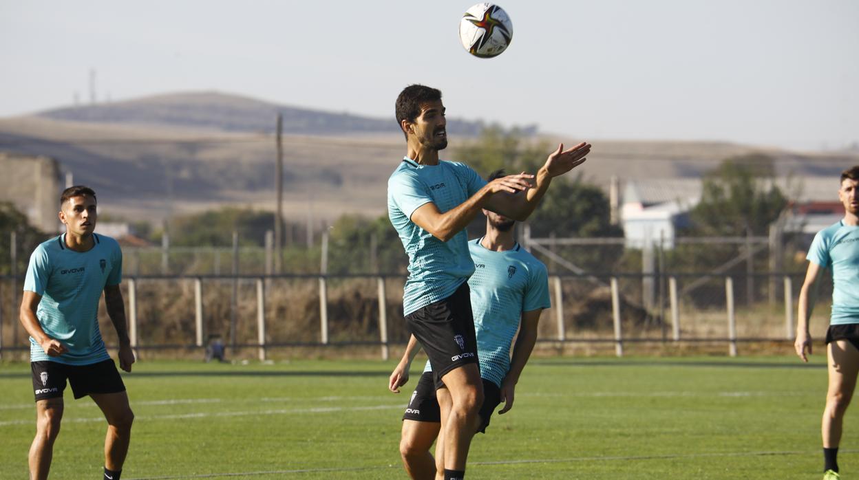 El central del Córdoba CF Bernardo Cruz cabecea el balón en la Ciudad Deportiva