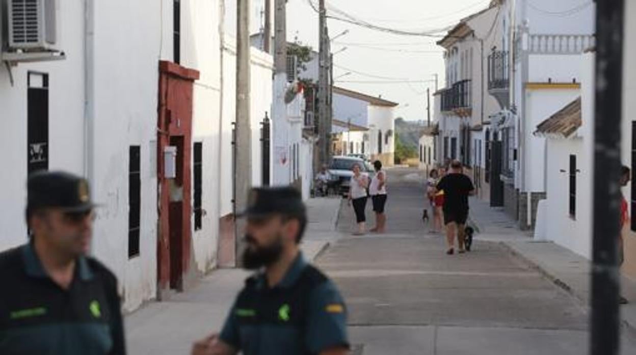 Agentes de la Guardia Civil en La Carlota Chica