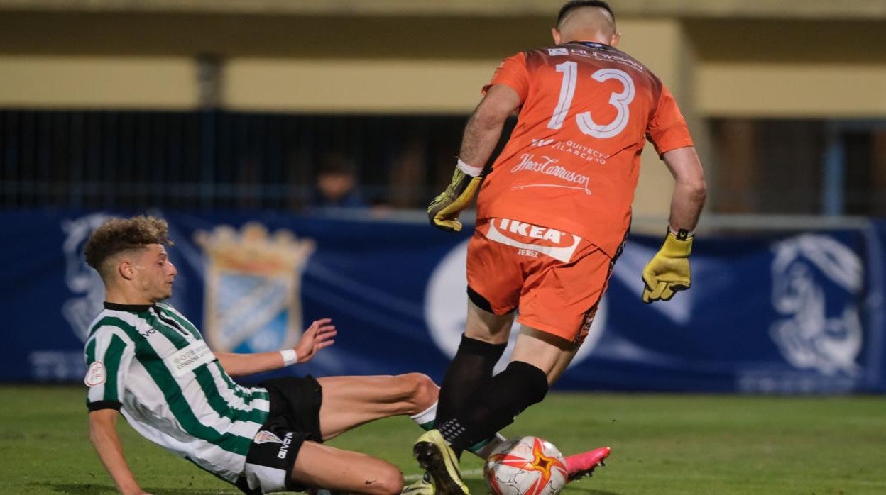 Simo roba el balón a Marc Vito en la acción del gol del Córdoba ante el Xerez CD este miércoles