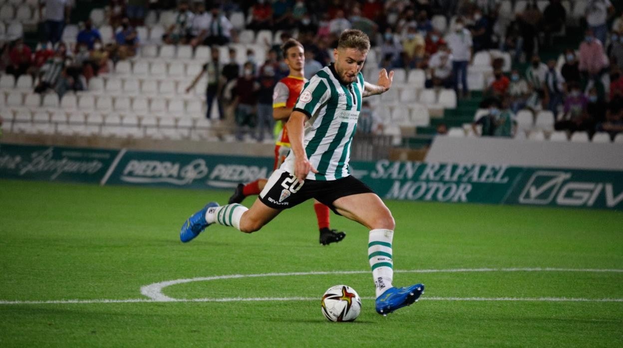 Antonio Casas dispara a portería en el partido del sábado ante el Antequera