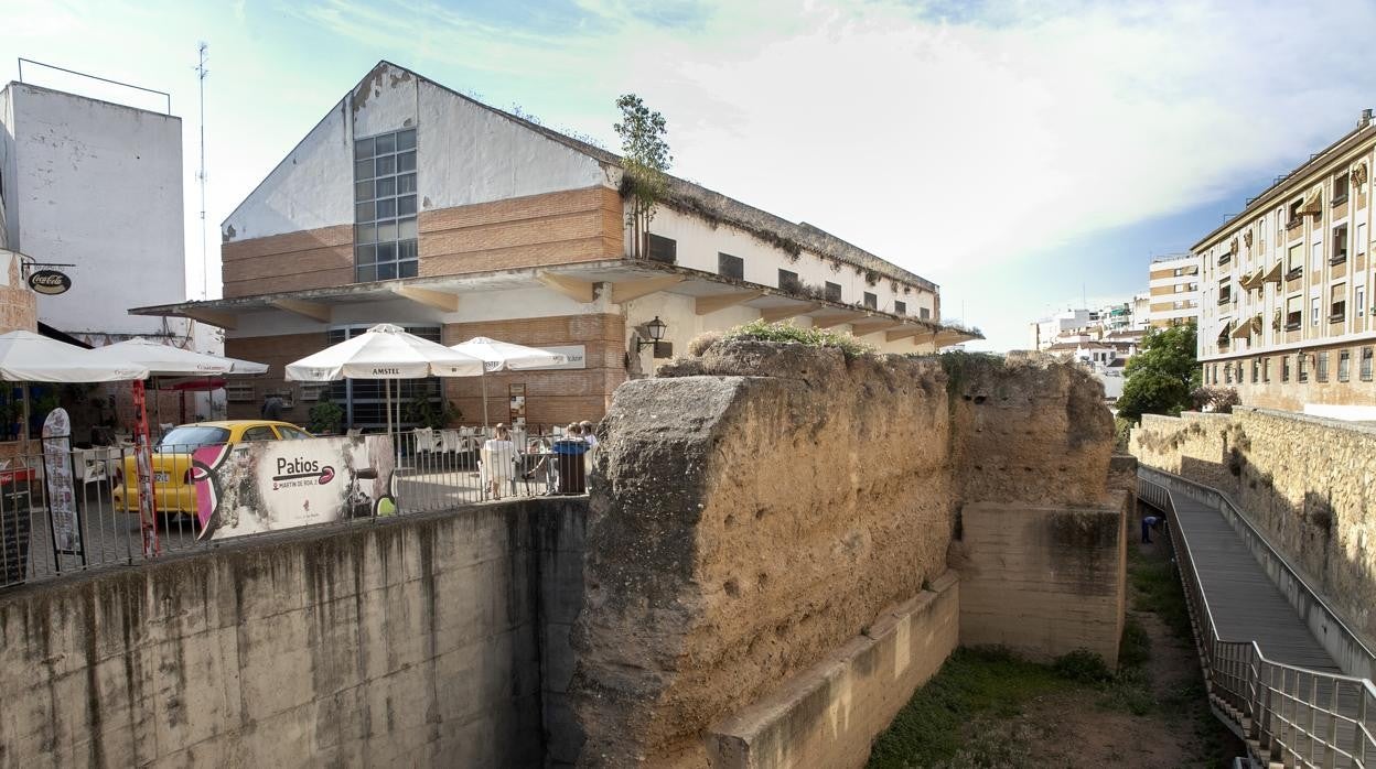 Fachada frontal del mercado del Alcázar junto al lienzo de muralla deteriorado en su parte superior