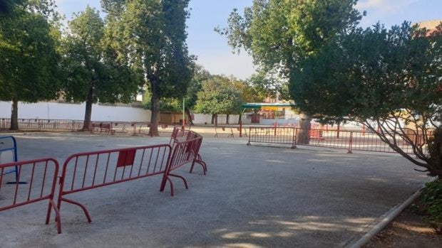 Denuncian la invasión del patio de un colegio de Puente Genil para la realización de botellones