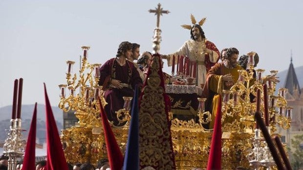 Las cofradías de Málaga siguen adelante con la procesión magna a pesar de la amenaza de lluvia