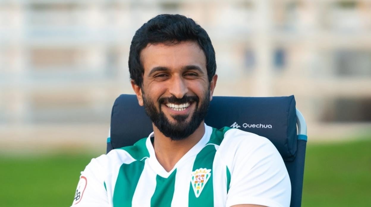 Su Alteza Real Shaikh Nasser bin Hamad Al Khalifa, propietario del Córdoba CF, con una camiseta del club