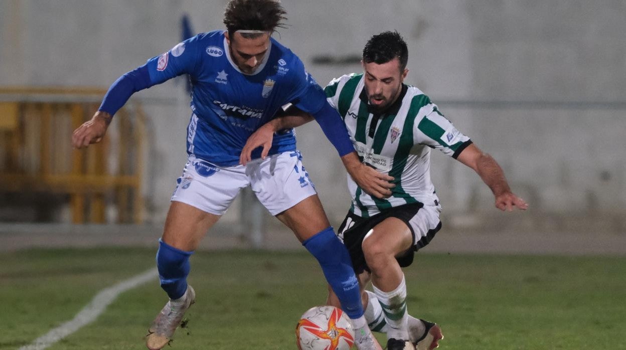 Carlos Puga presiona a Joselillo en el partido del miércoles en Jerez