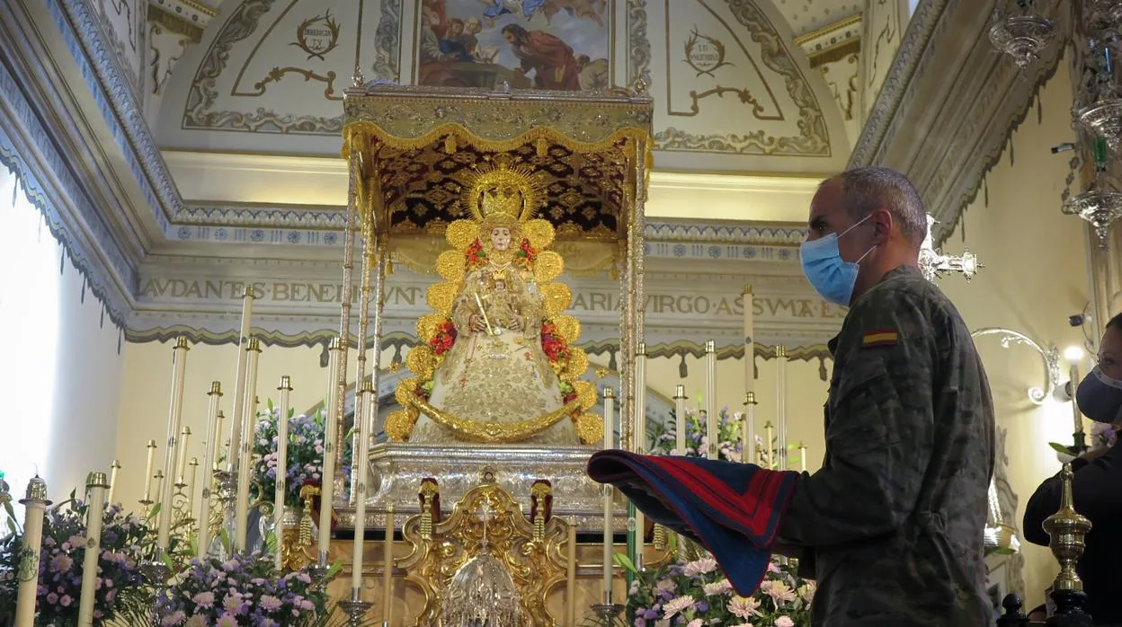 Ofrenda floral de la Guardia Real a la Virgen del Rocío