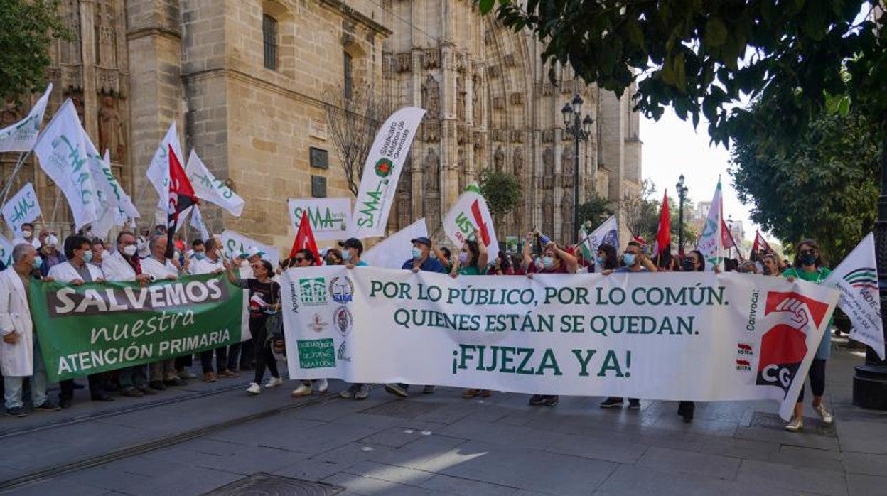 La manifestación de interinos en Sevilla coincidió con la concentración del Sindicato Médico en la avenida de la Constitución