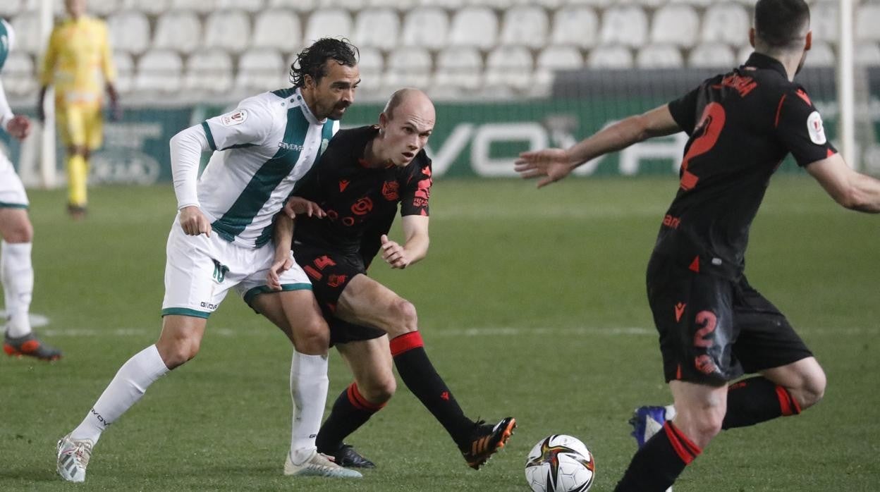 De las Cuevas, ante Guridi, en el Córdoba CF-Real Sociedad de la pasada Copa del Rey