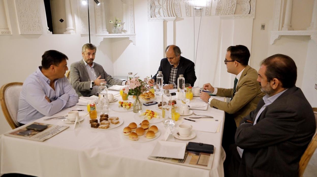 El edil de Movilidad se dirige a los participantes en el Desayuno de Redacción, celebrado en el Hospes Bailío