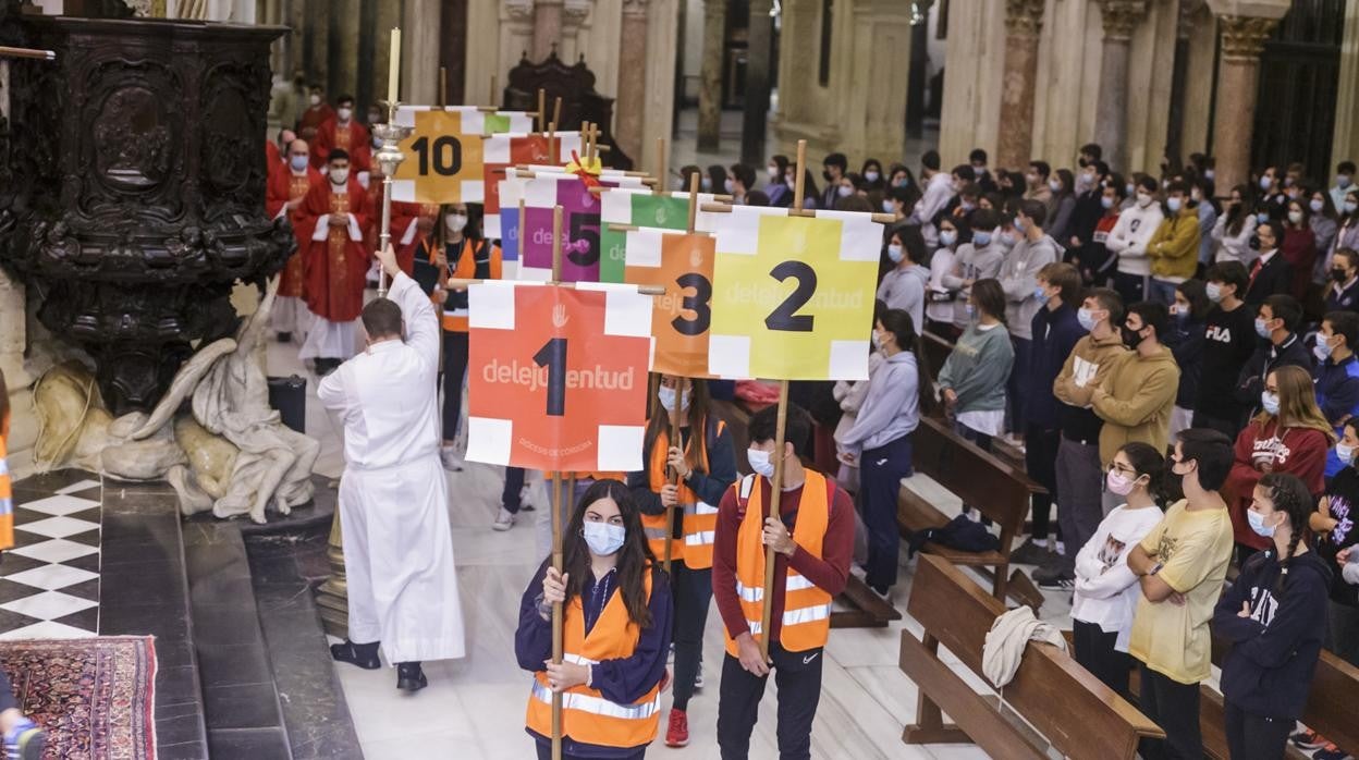 Los jóvenes peregrinos esta mañana en la misa de despedida en la Catedral de Córdoba celebrada por el obispo