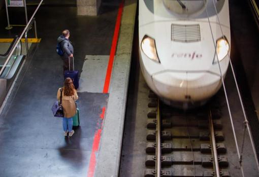 Pasajeros del AVE en la estación de Córdoba en diciembre del año pasado