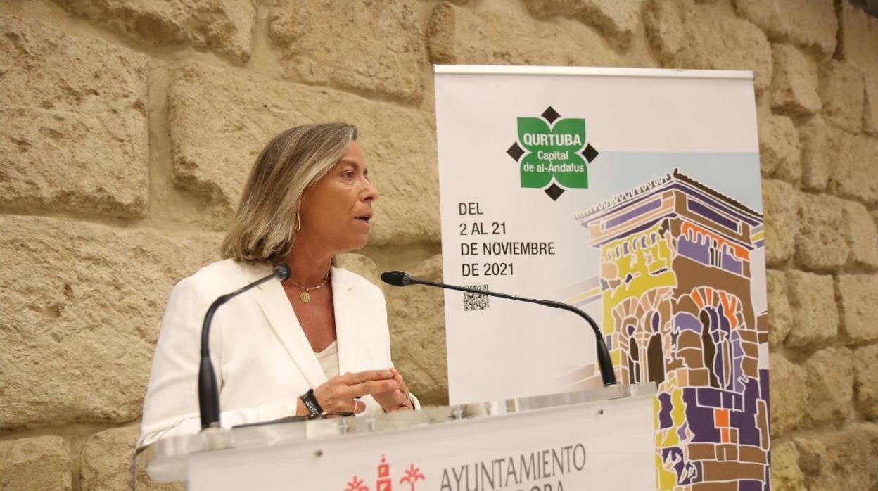 Acto de presentación de las jornadas, con Isabel Albás