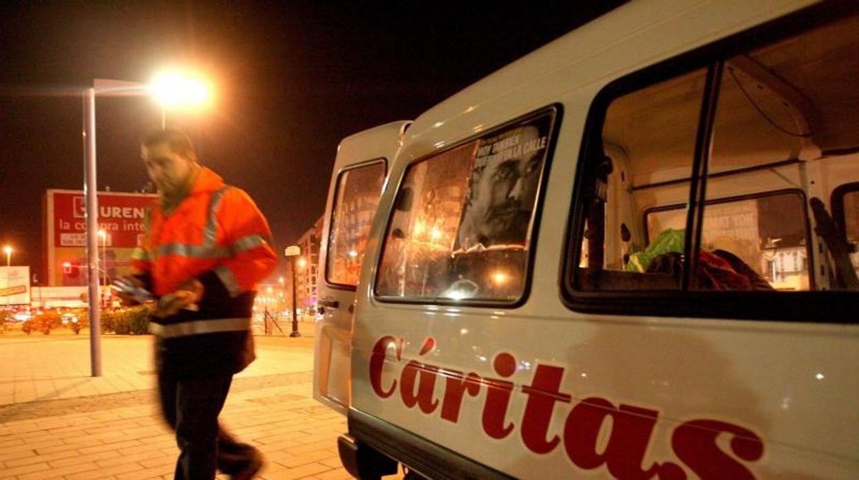 Voluntarios de Cáritas en un barrio ofreciendo ayuda a los más necesitados