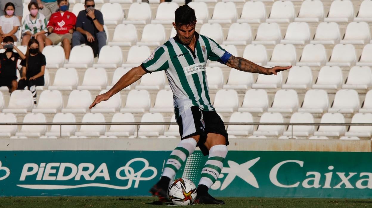 El delantero del Córdoba CF Willy lanza a portería