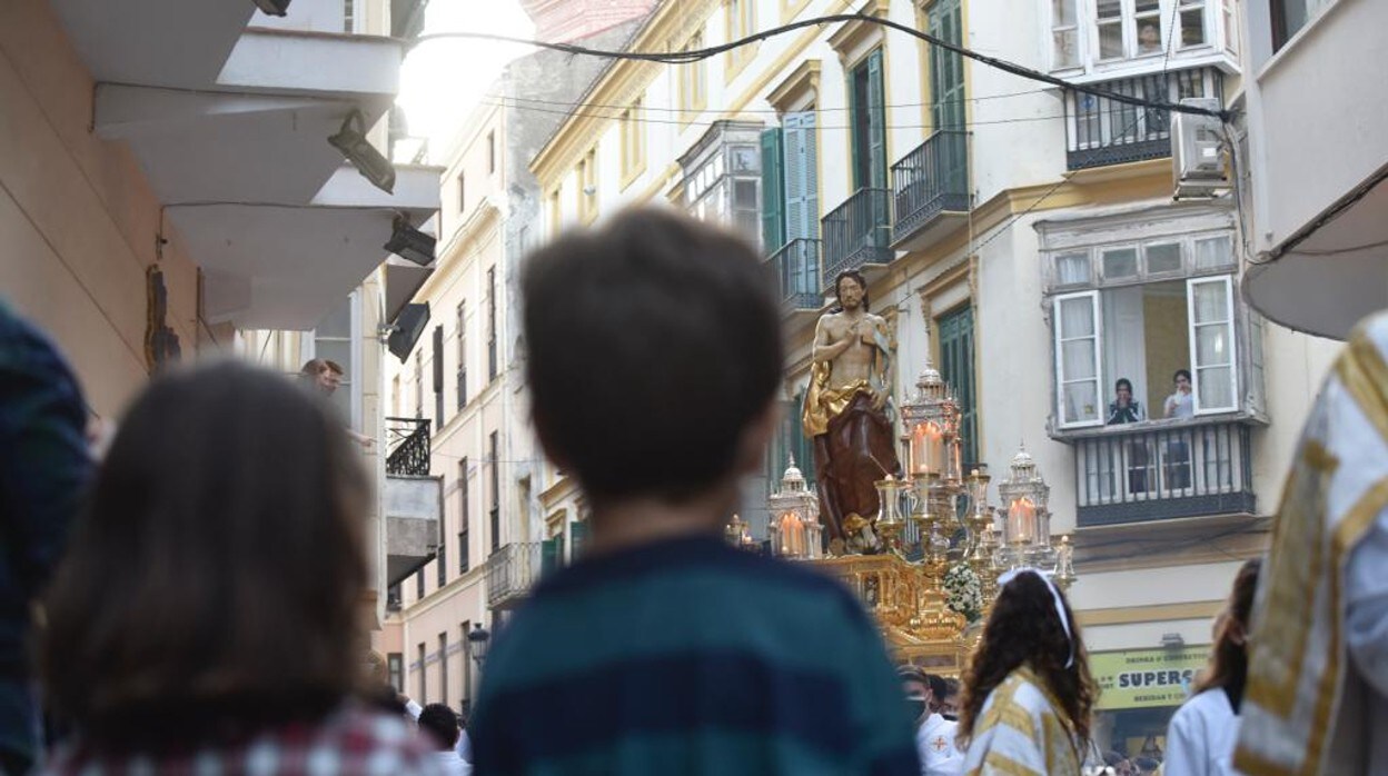 Un niño contempla la imagen del Santísimo Cristo Resucitado en la procesión magna de Málaga