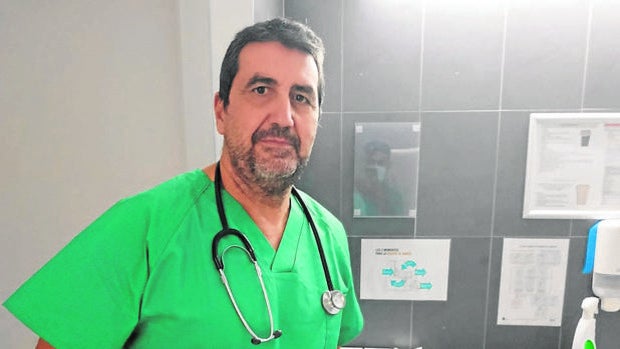 Puente Genil rinde homenaje al doctor Francisco Gallego por su entrega durante la pandemia