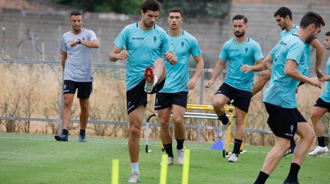 Toni Arranz, durante el calentamiento en un entrenamiento en la Ciudad Deportiva