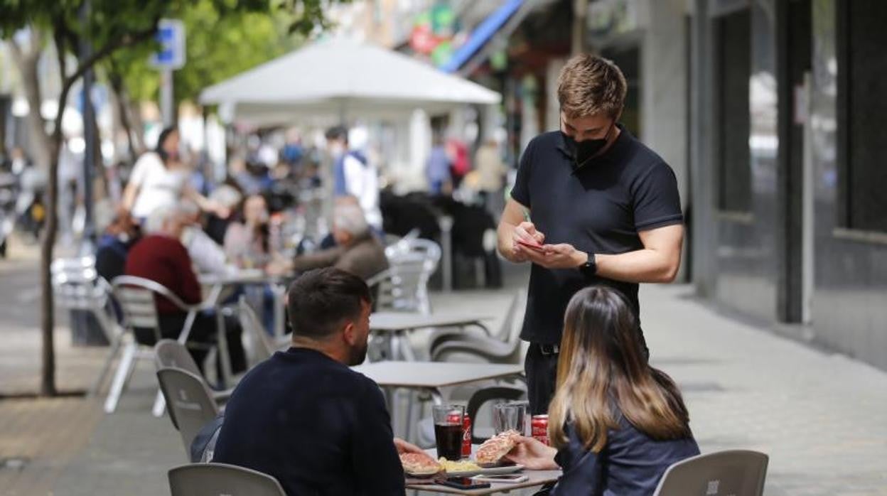 Imagen de una terraza en la Avenida de Barcelona