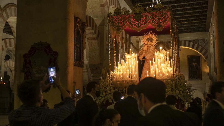 (Video) La lluvia trunca la celebración de los 25 años de la Virgen de la O por las calles de Córdoba