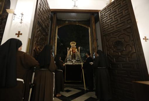 Las religiosas capuchinas de San Rafael reciben a la Virgen del Carmen de San Cayetano