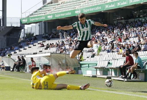 Ekaitz Jiménez, en una jugada en el partido con el San Fernando