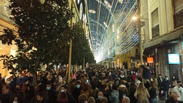 (Video) Un bello estallido de luz y sonido en Cruz Conde inaugura la Navidad más esperada en Córdoba