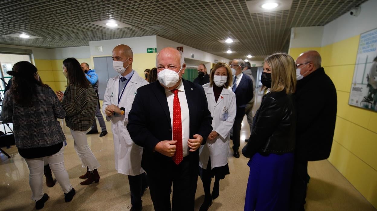 El consejero de Salud, durante la inauguración de la UCI Pediátrica del Reina Sofía en enero