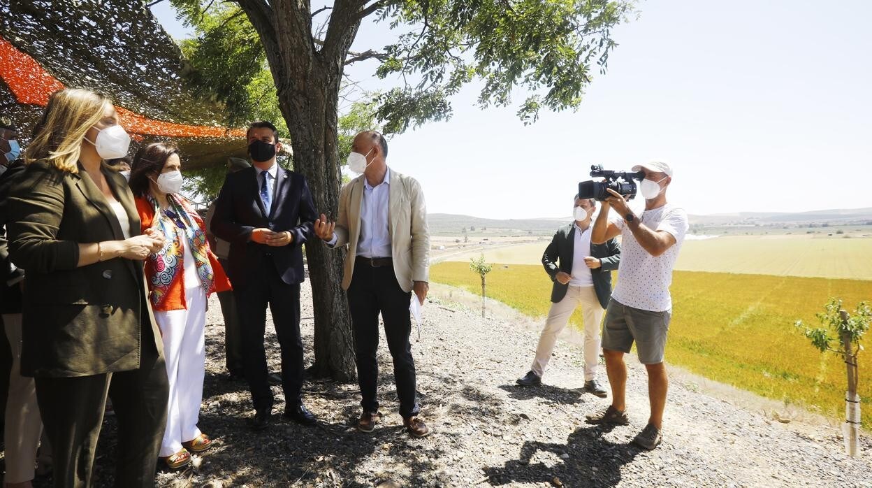 El alcalde, con la ministra de Defensa, en una visita en junio a los suelos donde se levantará la Base Logística