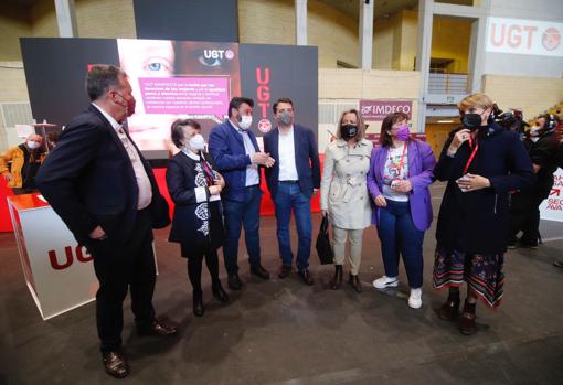 Foto de grupo de las autoridades que han acudido hoy a la Asamblea Confederal de UGT