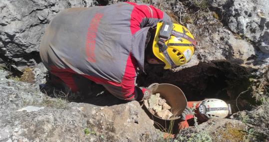 Trabajos de desobstrucción de espeleólogos cordobeses