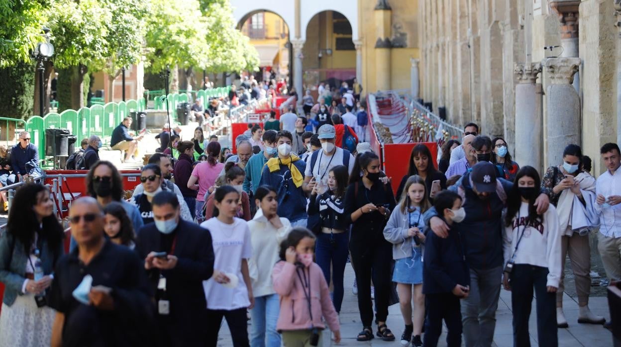 Turistas, en el Patio de los Naranjos durante la última Semana Santa