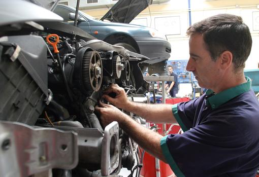 Un trabajador en un taller mecánico