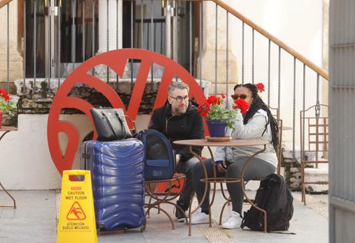 Turistas, la entrada de un hotel de Córdoba en la última Semana Santa