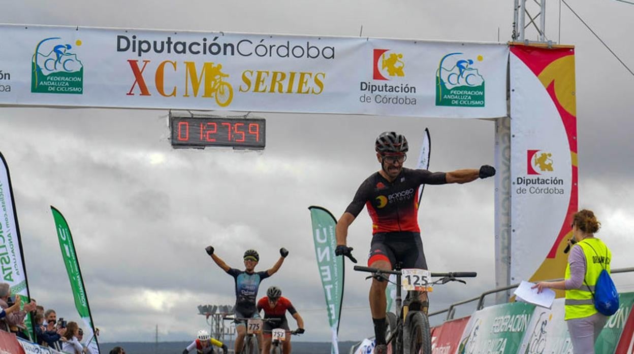 El ciclista José Manuel Cabello se impone en la meta de Villanueva de Córdoba