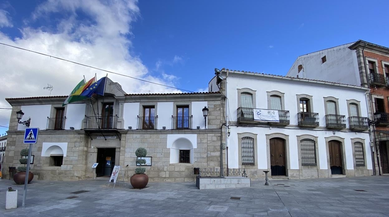 Ayuntamiento de Villanueva de Córdoba y el inmueble adquirido para su ampliación