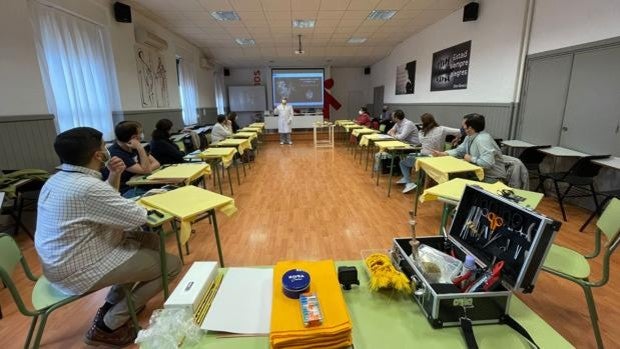 El curso de bordado del Prendimiento de Córdoba, germen de un futuro taller para la hermandad