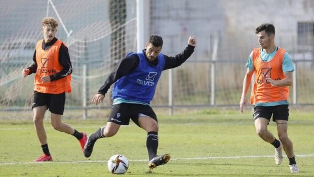 José Ruiz, defensa del Córdoba CF: «Hay que intentar no bajarnos de la ola»